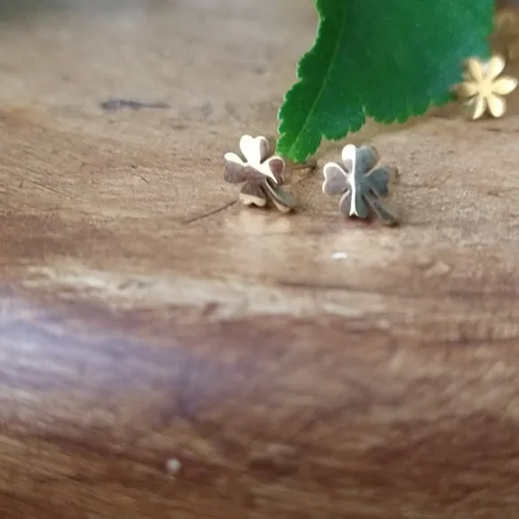 Gold Clover Earrings - Picture 1 of 2